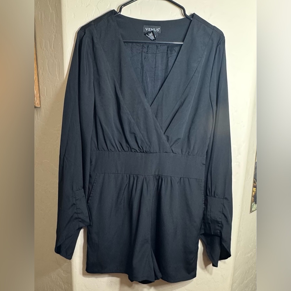 Venus Black Long Sleeve V-Neck Romper Elastic Waist Flowy Shorts Resort Size 8